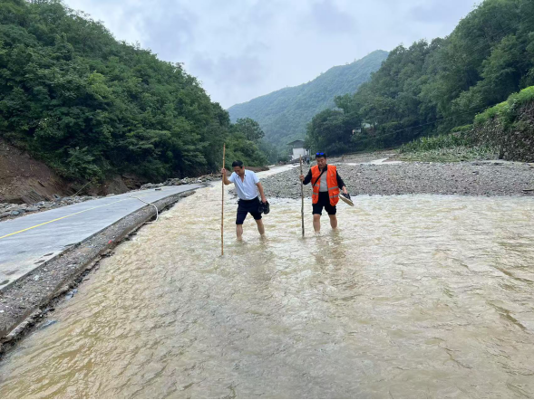 8dc8f8eb6aeabb3119b607b3944259f4.png 陜西地礦綜合隊(duì)商洛支隊(duì)在山陽(yáng)縣漫川關(guān)開(kāi)展防汛應(yīng)急工作660.png